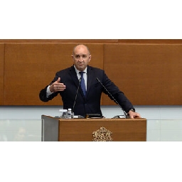 Не-е-време-за-аматьори-Радев-агитира-за-Йотова-заобиколен-от-министри