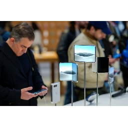 Бизнес-глобус-Apple-пусна-първия-си-сгъваем-iPhone-за-2000-долара-Anthropic-и-Hg-създават-AI-консултантска-компания-в-Европа