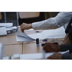 Президентските-избори-ниска-избирателна-активност-до-обяд-и-малка-разлика-между-фаворитите