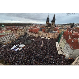 Хиляди-протестират-срещу-промените-във-финансирането-на-чешките-обществени-медии