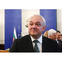 Демерджиев-Фирма-на-бащата-на-посланика-в-ОАЕ-дала-над-5-млн-евро-за-полетите-на-Пеевски