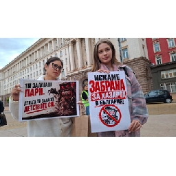 Снимка-на-деня-Под-надслов-Не-искаме-бонуси-а-бъдеще-граждани-протестираха-срещу-хазарта