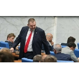 Пеевски-обяви-че-ще-подаде-оставка-ако-се-докаже-че-фирма-за-мантинели-е-плащала-за-полетите-му