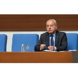 Донев-обяви-че-ще-има-редакция-на-закона-извадил-духа-от-бутилката-с-ракия