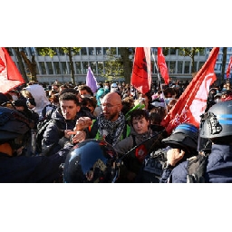 Фотогалерия-Най-мащабният-ден-на-протести-във-Франция