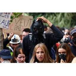 Плъхове-и-часове-от-сутрин-до-мрак-за-какво-протестират-учениците-във-Франция