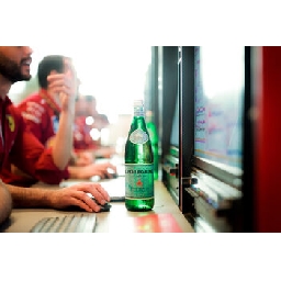 S-Pellegrino-и-Ferrari-среща-на-италианския-вкус-и-съвършенството