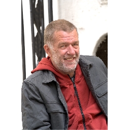 Йерней-Лоренци-режисьор-на-спектакъла-Физика-на-тъгата-Фронтовете-са-навсякъде-затова-трябва-да-пазим-емпатията