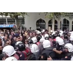 Студенти-в-Албания-се-сблъскаха-с-полицията-на-икономически-протест