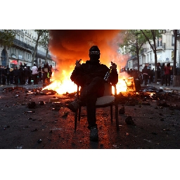 Фотогалерия-Масовите-протести-във-Франция-прераснаха-в-насилие-и-безредици